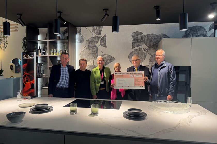 Bei gutem Wetter steht eine große Gruppe von Menschen versammelt um aufgebaute Zelte und Pavillons auf dem neu eröffneten Kapuzinerplatz.